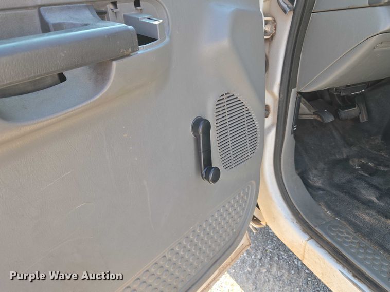 image for item EU3834 2004 Ford F250 Super Duty utility bed pickup truck