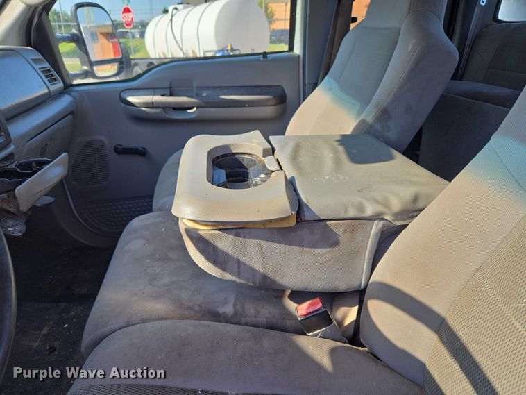 image for item EU3834 2004 Ford F250 Super Duty utility bed pickup truck