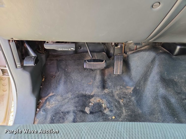 image for item EU3834 2004 Ford F250 Super Duty utility bed pickup truck