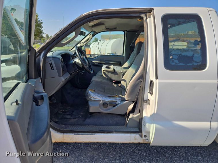 image for item EU3834 2004 Ford F250 Super Duty utility bed pickup truck