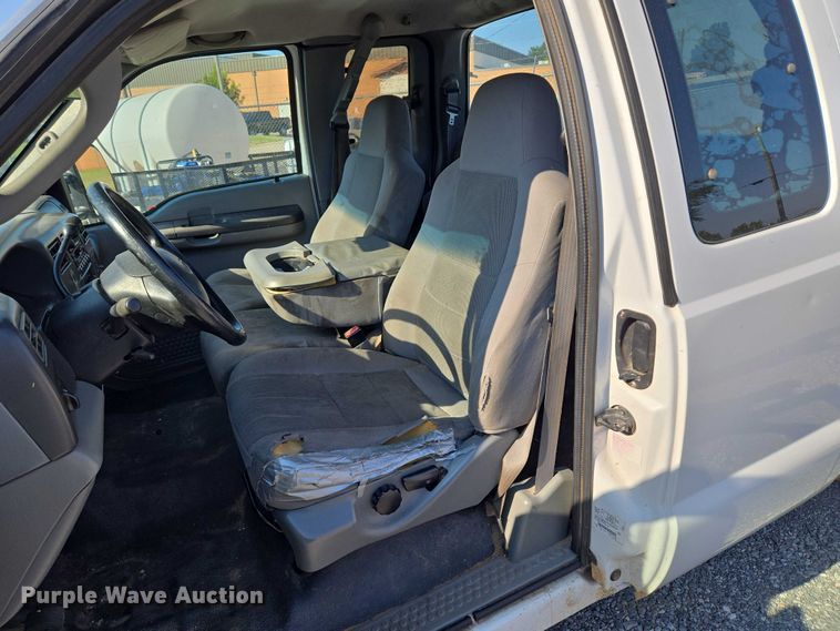 image for item EU3834 2004 Ford F250 Super Duty utility bed pickup truck