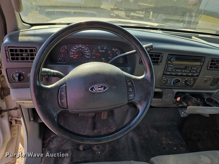 image for item EU3834 2004 Ford F250 Super Duty utility bed pickup truck