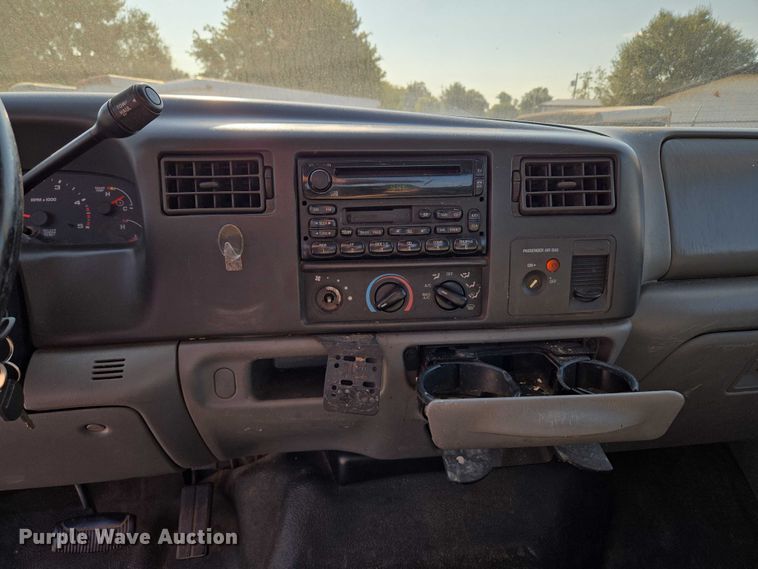 image for item EU3834 2004 Ford F250 Super Duty utility bed pickup truck