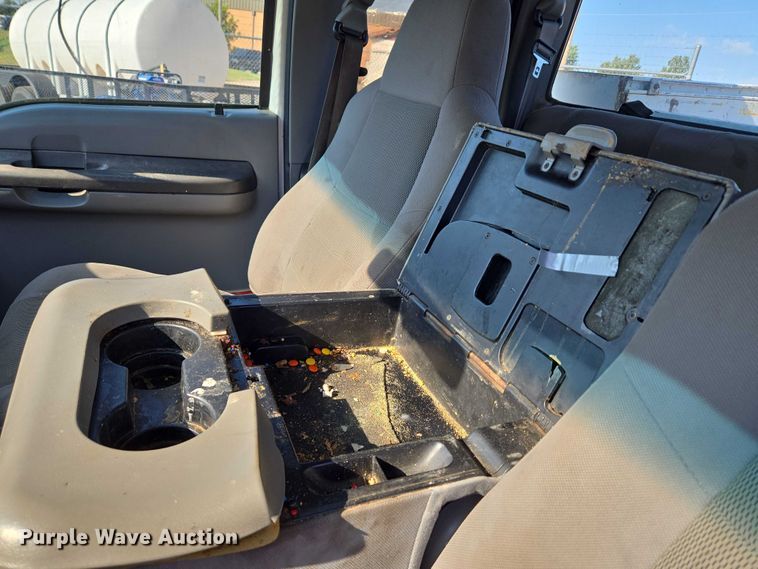 image for item EU3834 2004 Ford F250 Super Duty utility bed pickup truck