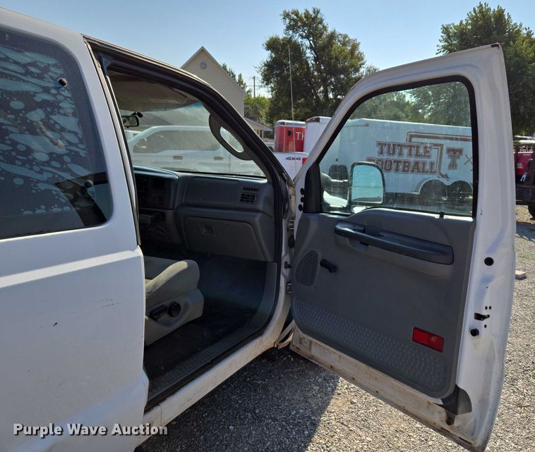 image for item EU3834 2004 Ford F250 Super Duty utility bed pickup truck