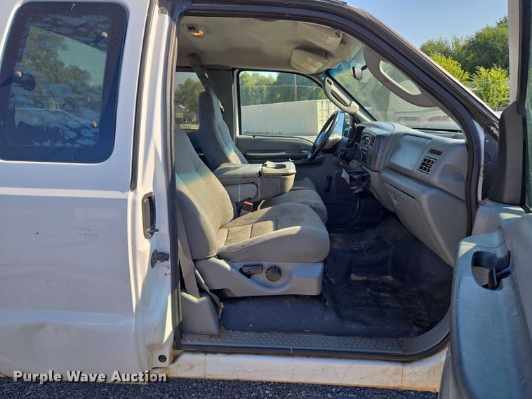 image for item EU3834 2004 Ford F250 Super Duty utility bed pickup truck