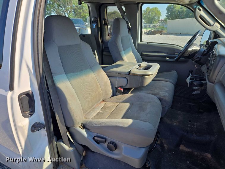 image for item EU3834 2004 Ford F250 Super Duty utility bed pickup truck