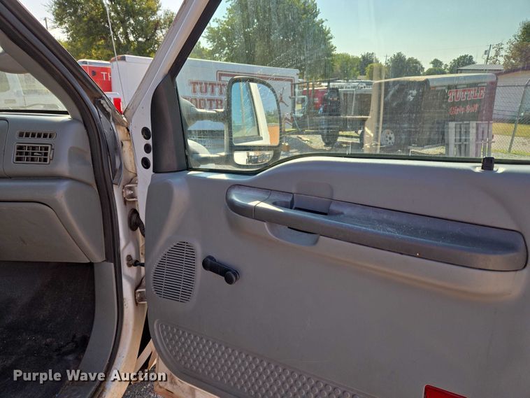 image for item EU3834 2004 Ford F250 Super Duty utility bed pickup truck