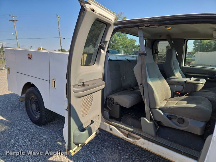 image for item EU3834 2004 Ford F250 Super Duty utility bed pickup truck