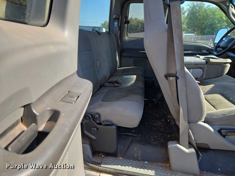 image for item EU3834 2004 Ford F250 Super Duty utility bed pickup truck