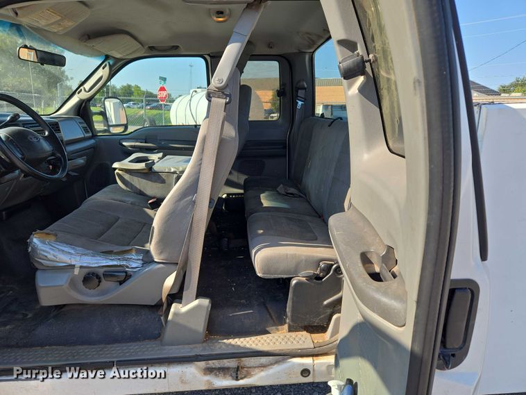 image for item EU3834 2004 Ford F250 Super Duty utility bed pickup truck