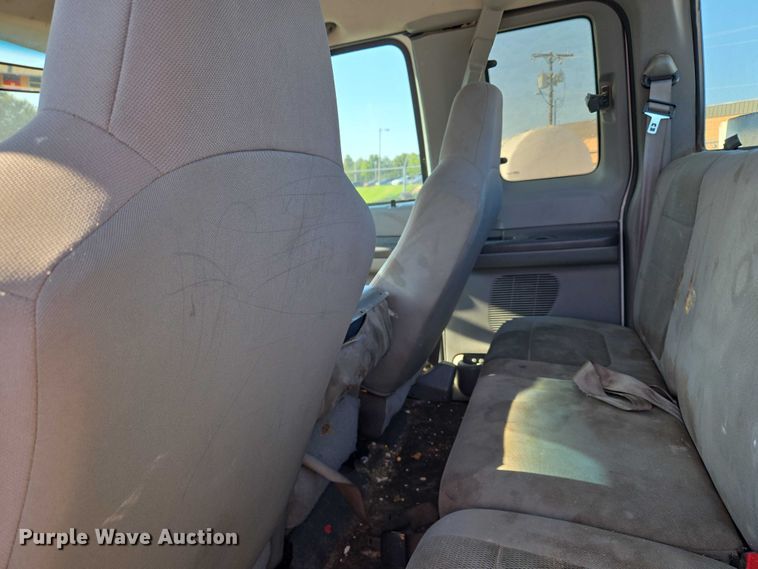 image for item EU3834 2004 Ford F250 Super Duty utility bed pickup truck