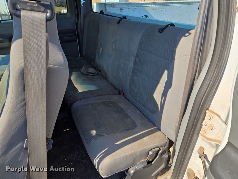 image for item EU3834 2004 Ford F250 Super Duty utility bed pickup truck