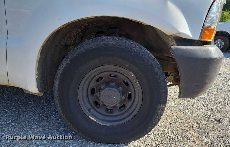 image for item EU3834 2004 Ford F250 Super Duty utility bed pickup truck