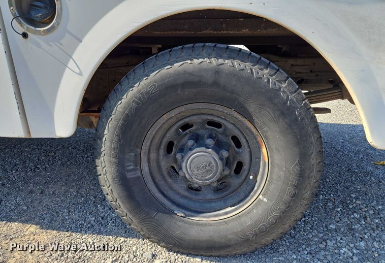 image for item EU3834 2004 Ford F250 Super Duty utility bed pickup truck