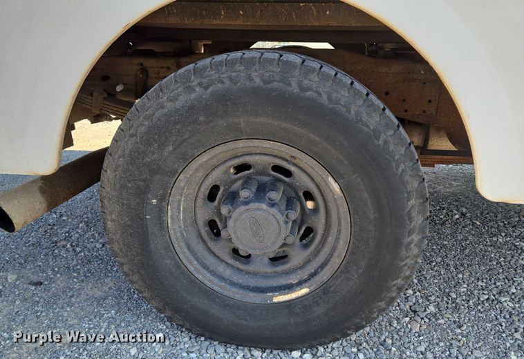 image for item EU3834 2004 Ford F250 Super Duty utility bed pickup truck