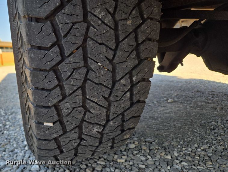 image for item EU3834 2004 Ford F250 Super Duty utility bed pickup truck