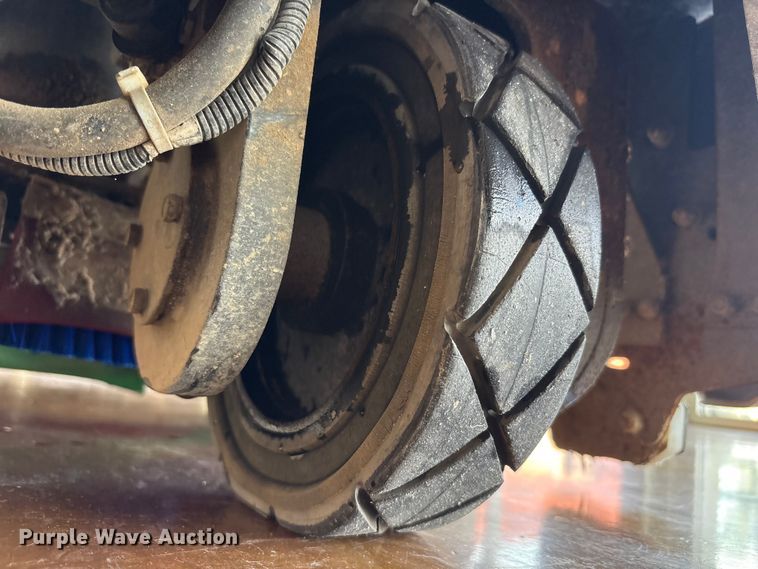 image for item EU4692 Chariot iScrub 24 floor scrubber