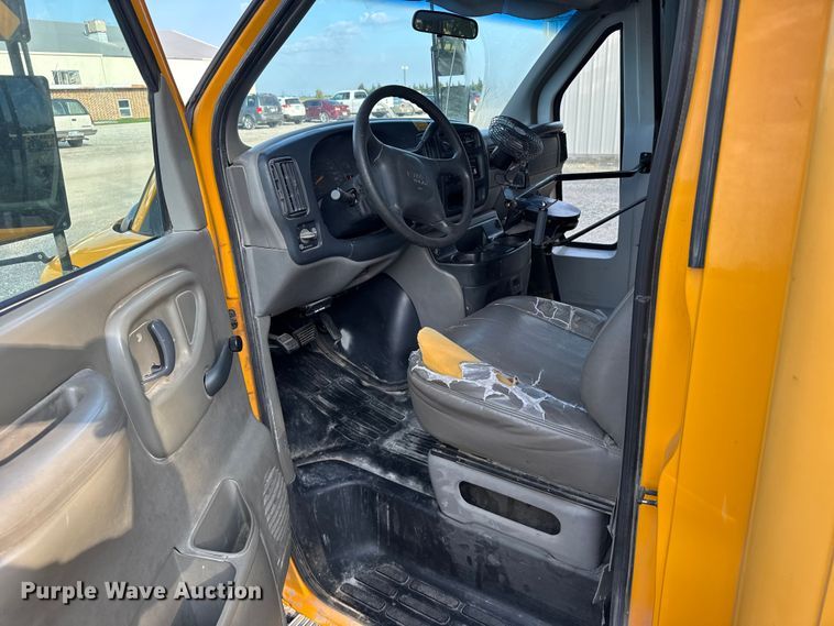 image for item EU6098 2001 Thomas Built 040MS school bus