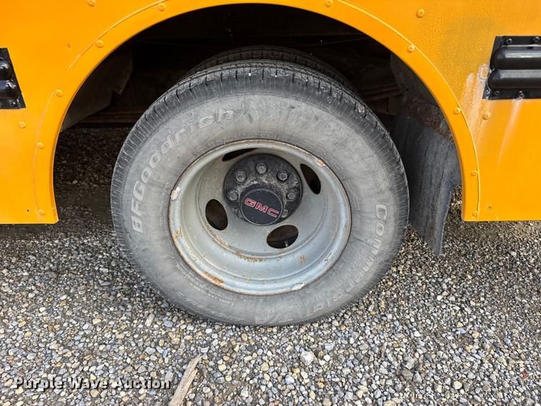 image for item EU6098 2001 Thomas Built 040MS school bus