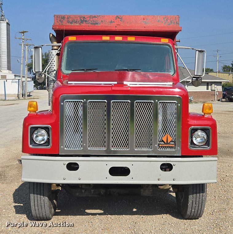 image for item EV1728 1996 International 2574 dump truck