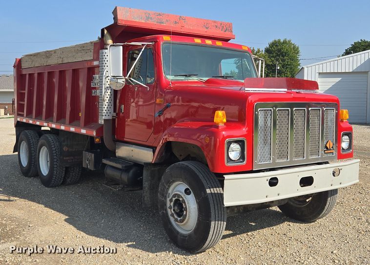image for item EV1728 1996 International 2574 dump truck