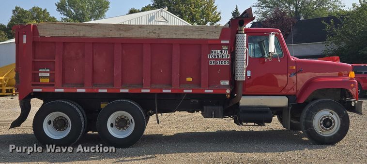 image for item EV1728 1996 International 2574 dump truck