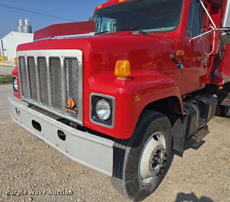 image for item EV1728 1996 International 2574 dump truck