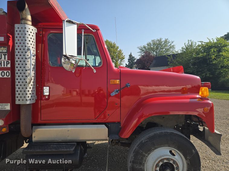 image for item EV1728 1996 International 2574 dump truck
