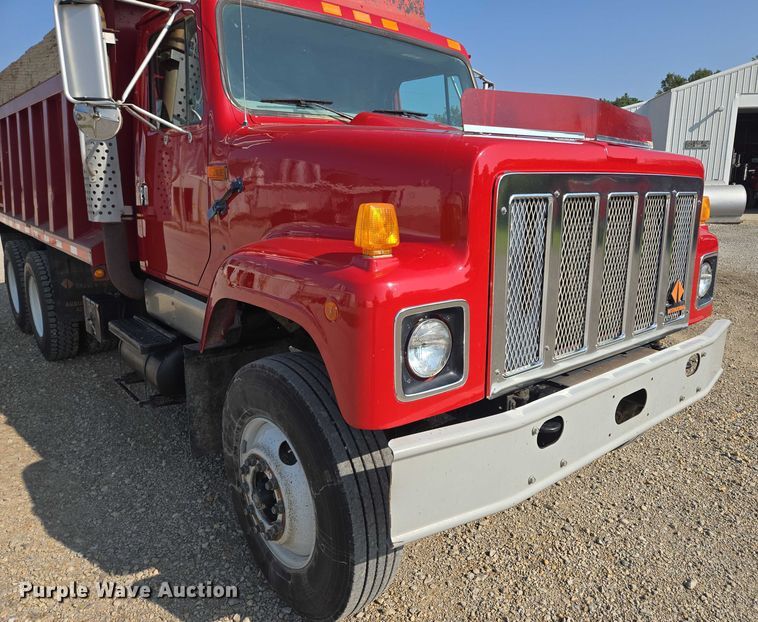 image for item EV1728 1996 International 2574 dump truck