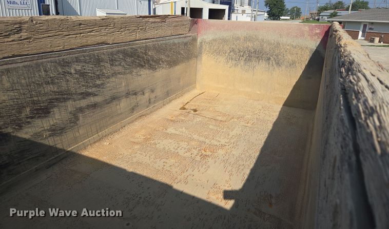 image for item EV1728 1996 International 2574 dump truck