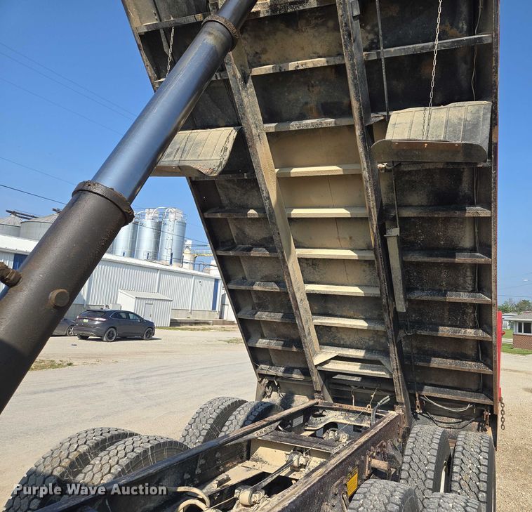 image for item EV1728 1996 International 2574 dump truck