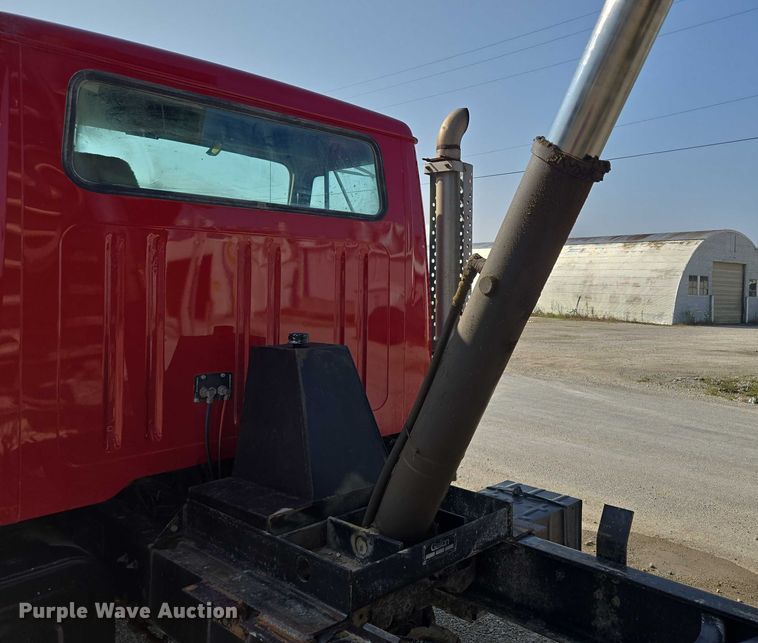 image for item EV1728 1996 International 2574 dump truck