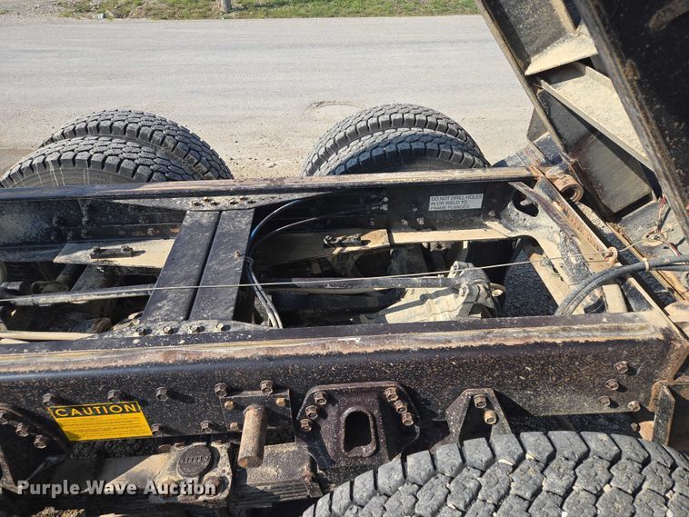 image for item EV1728 1996 International 2574 dump truck