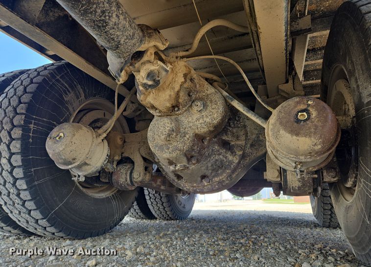 image for item EV1728 1996 International 2574 dump truck