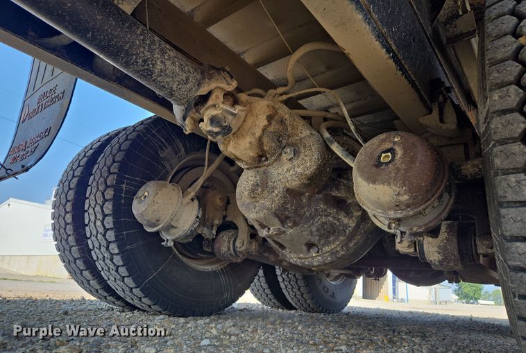image for item EV1728 1996 International 2574 dump truck