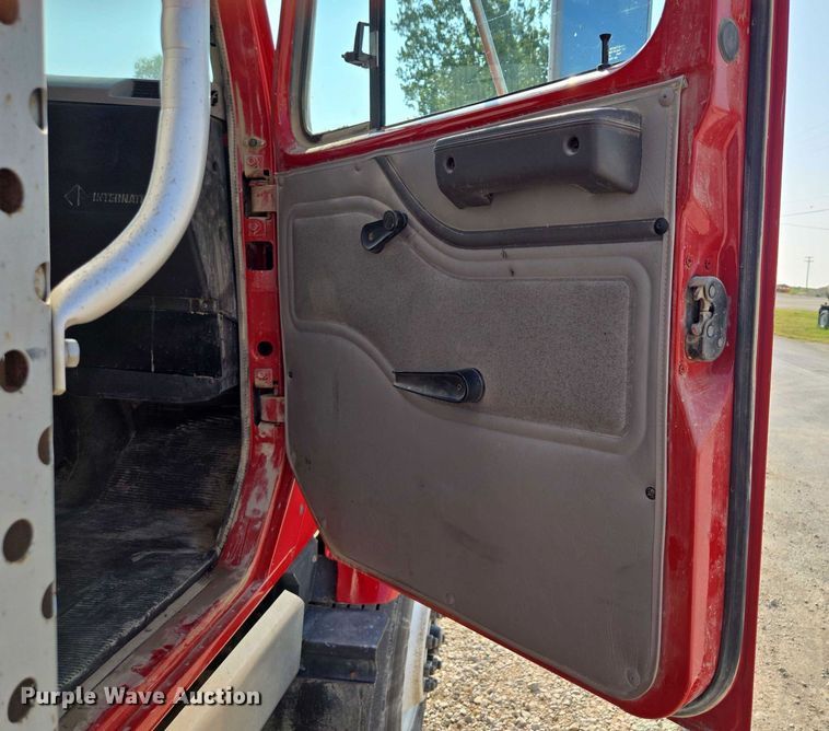 image for item EV1728 1996 International 2574 dump truck