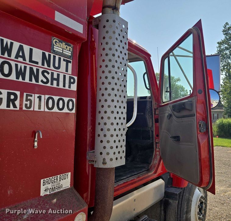 image for item EV1728 1996 International 2574 dump truck