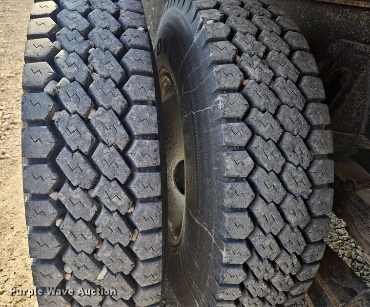 image for item EV1728 1996 International 2574 dump truck