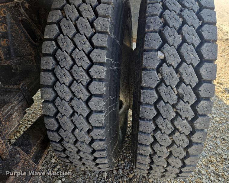 image for item EV1728 1996 International 2574 dump truck