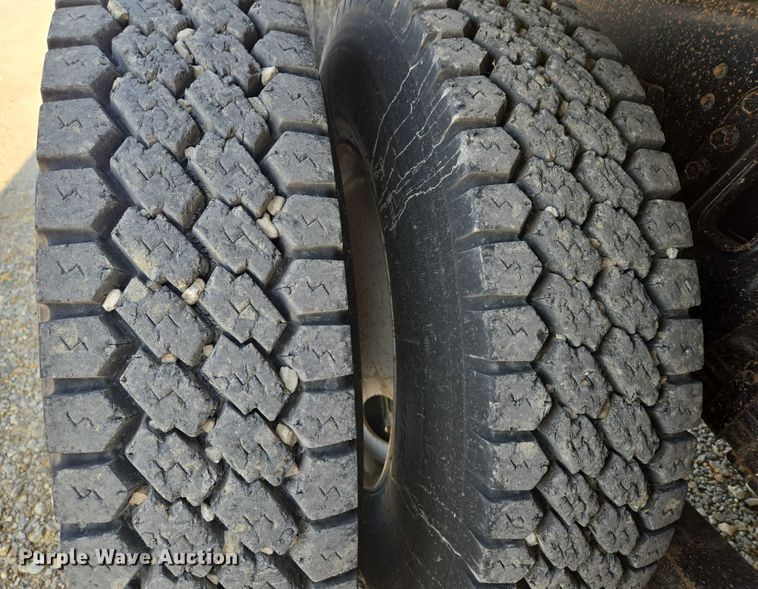 image for item EV1728 1996 International 2574 dump truck