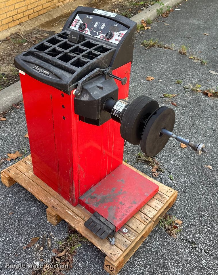 image for item EV1939 Snap-On EEWB308A motorcycle tire balancer