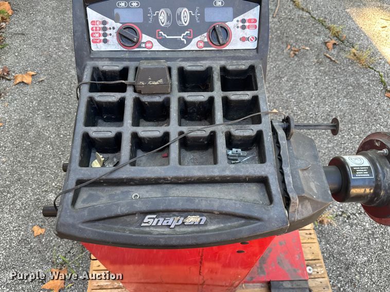 image for item EV1939 Snap-On EEWB308A motorcycle tire balancer