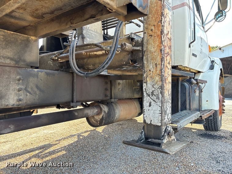 image for item EV3033 2000 Sterling LT7501 grapple truck