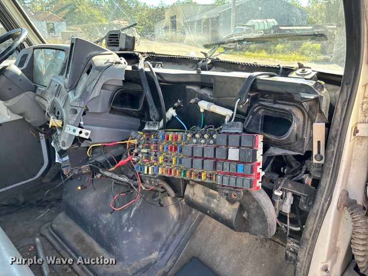 image for item EV3033 2000 Sterling LT7501 grapple truck