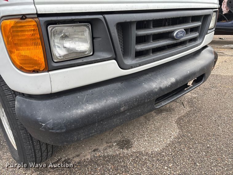 image for item EV3070 2004 Ford E150 van