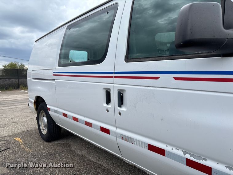 image for item EV3070 2004 Ford E150 van