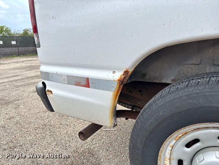 image for item EV3070 2004 Ford E150 van