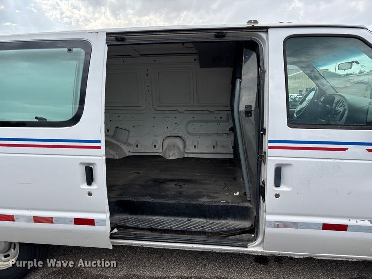 image for item EV3070 2004 Ford E150 van