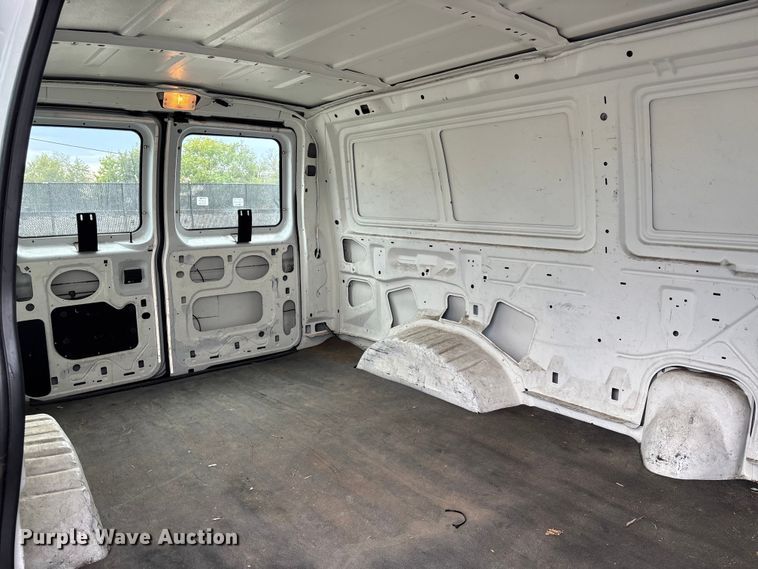 image for item EV3070 2004 Ford E150 van